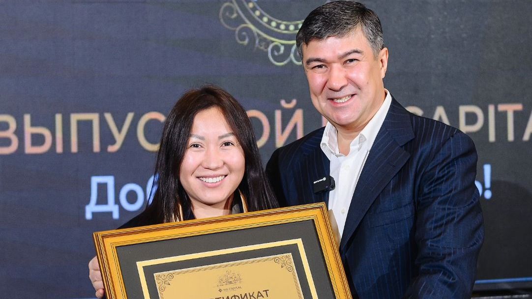 Анар Турысбекова с Рифатом Абдурамановым. Выпускной в HR Capital