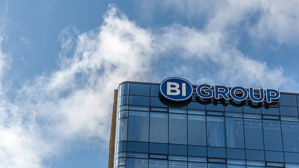 Здание с логотипом BI Group на верху