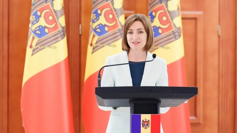 Президент Молдовы Майя Санду Президент Молдовы Майя Санду на фоне флагов