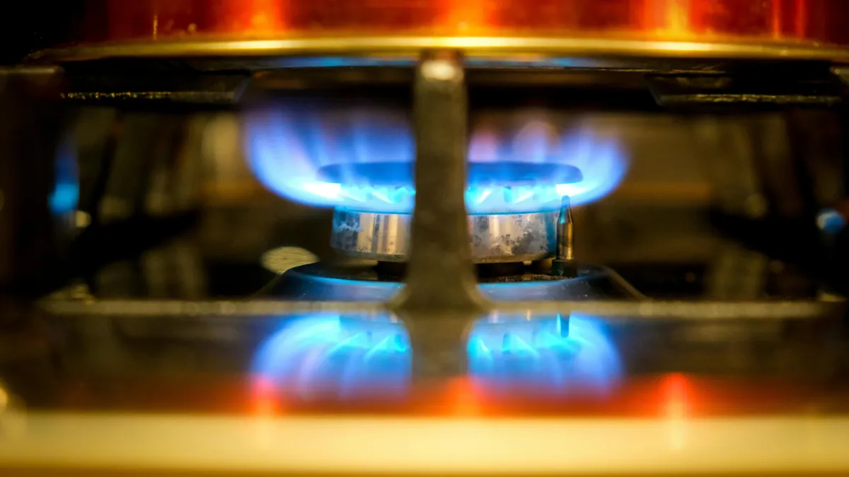газовая конфорка с огнем