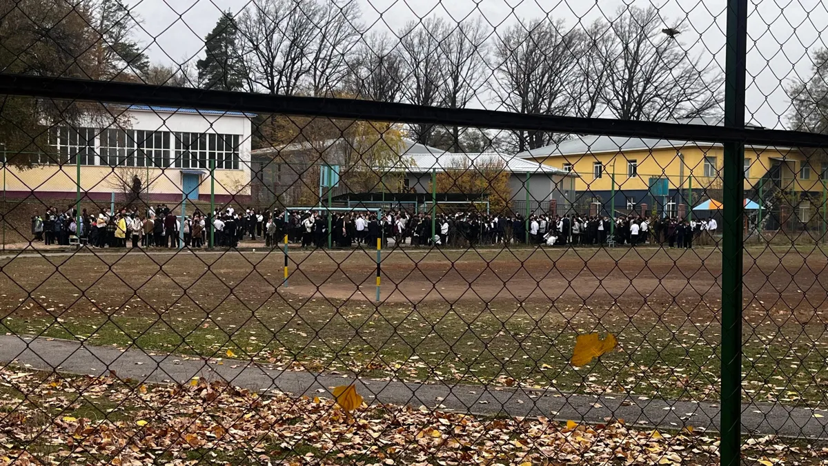 Эвакуация детей из СШ № 8 в городе Талгар