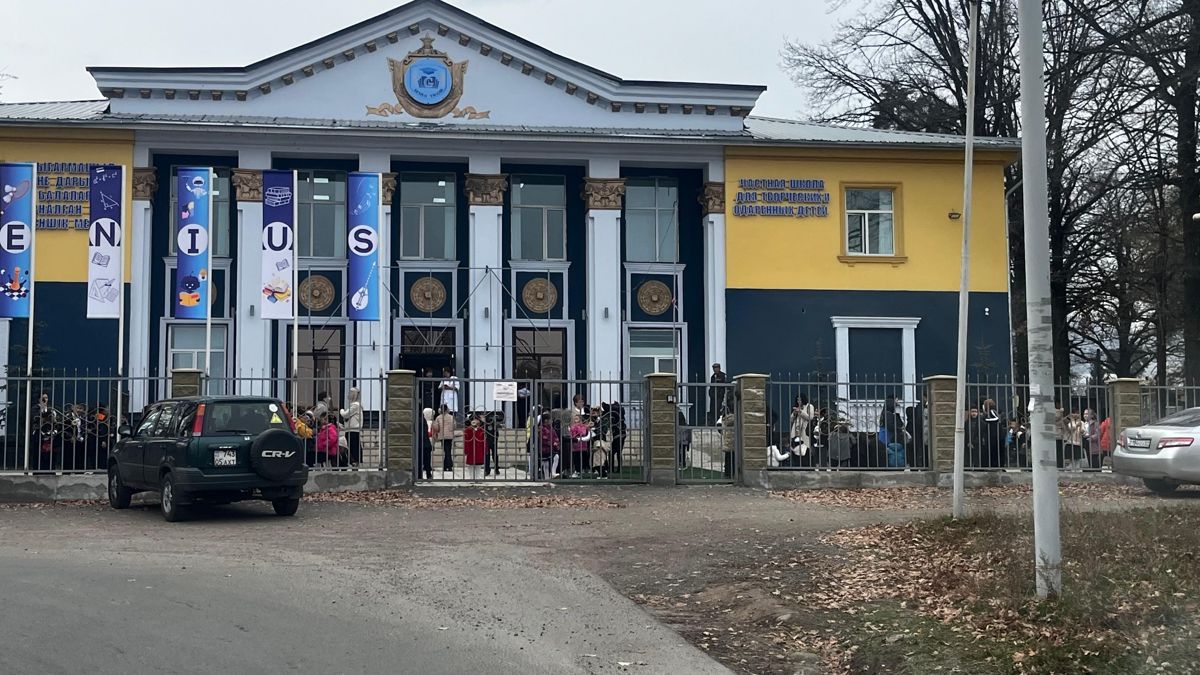 Эвакуация детей из одной из частных школ в Талгаре