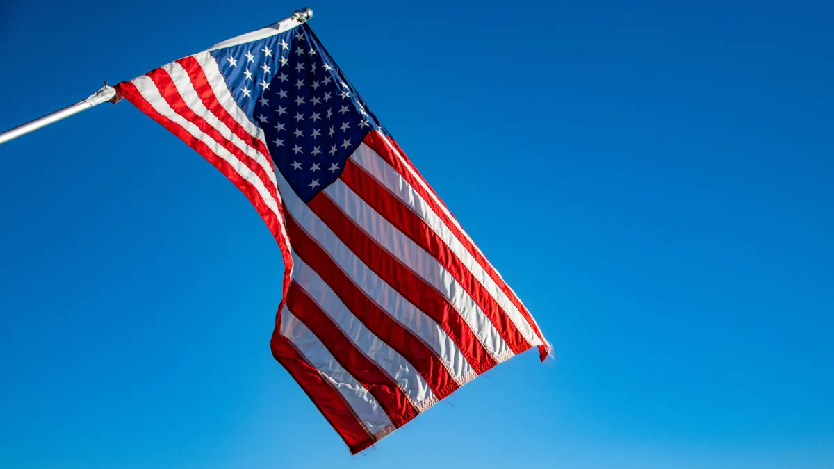 Флаг США на фоне голубого неба