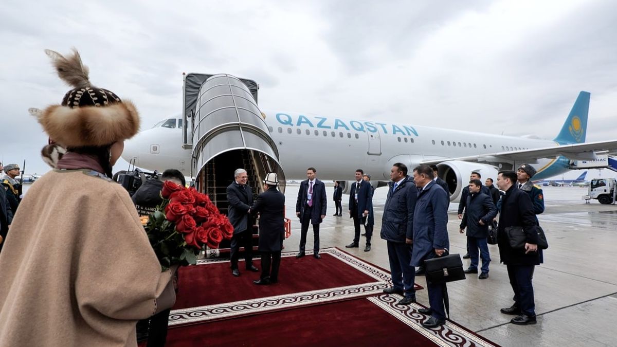 Встреча президента РК в аэропорту Манаса Встреча президента РК в аэропорту Манаса