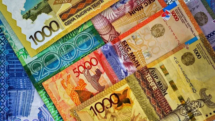 Минфин предлагает скорректировать госбюджет на 2024 год Купюры тенге 1000, 2000, 5000