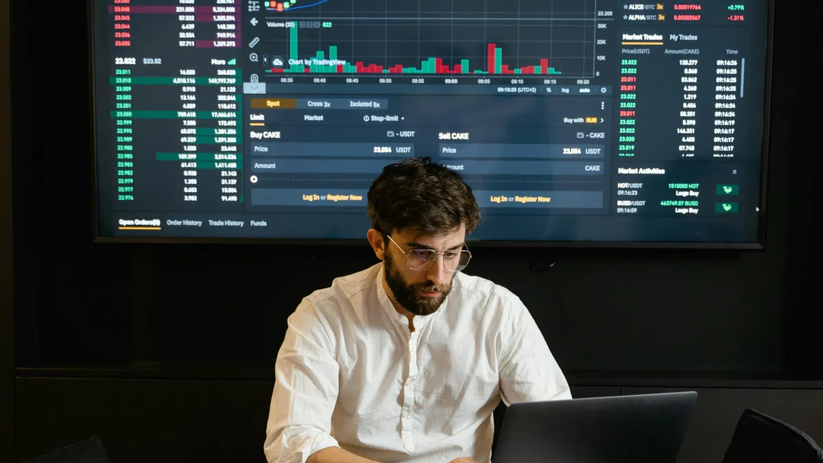 Мужчина следит за акциями на графике