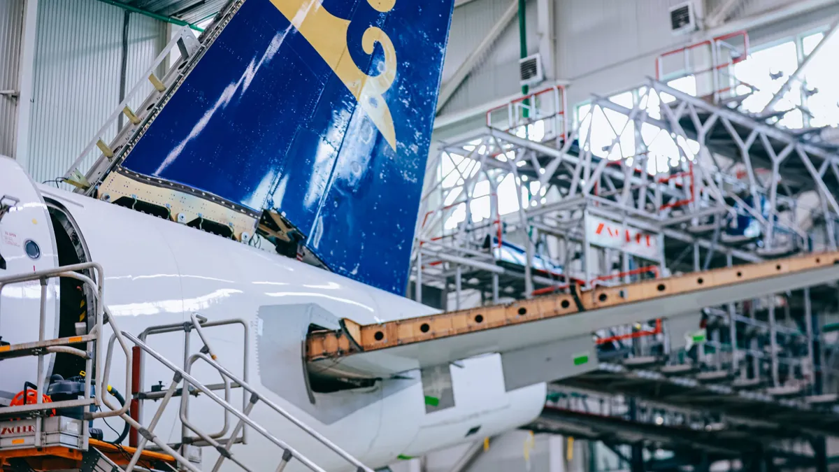 Самолет Air Astana в процессе обслуживания