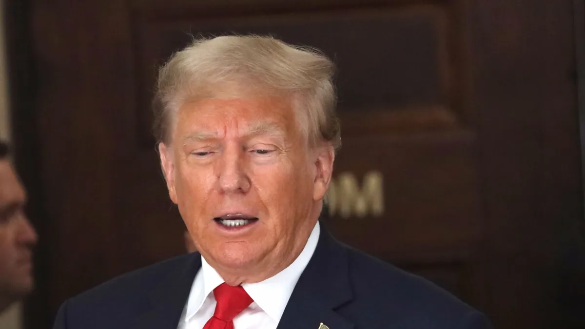 Дональд Трамп в красном галстуке