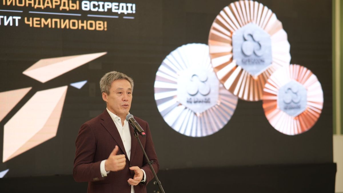 Кайрат Мажибаев Кайрат Мажибаев на сцене, перед микрофоном
