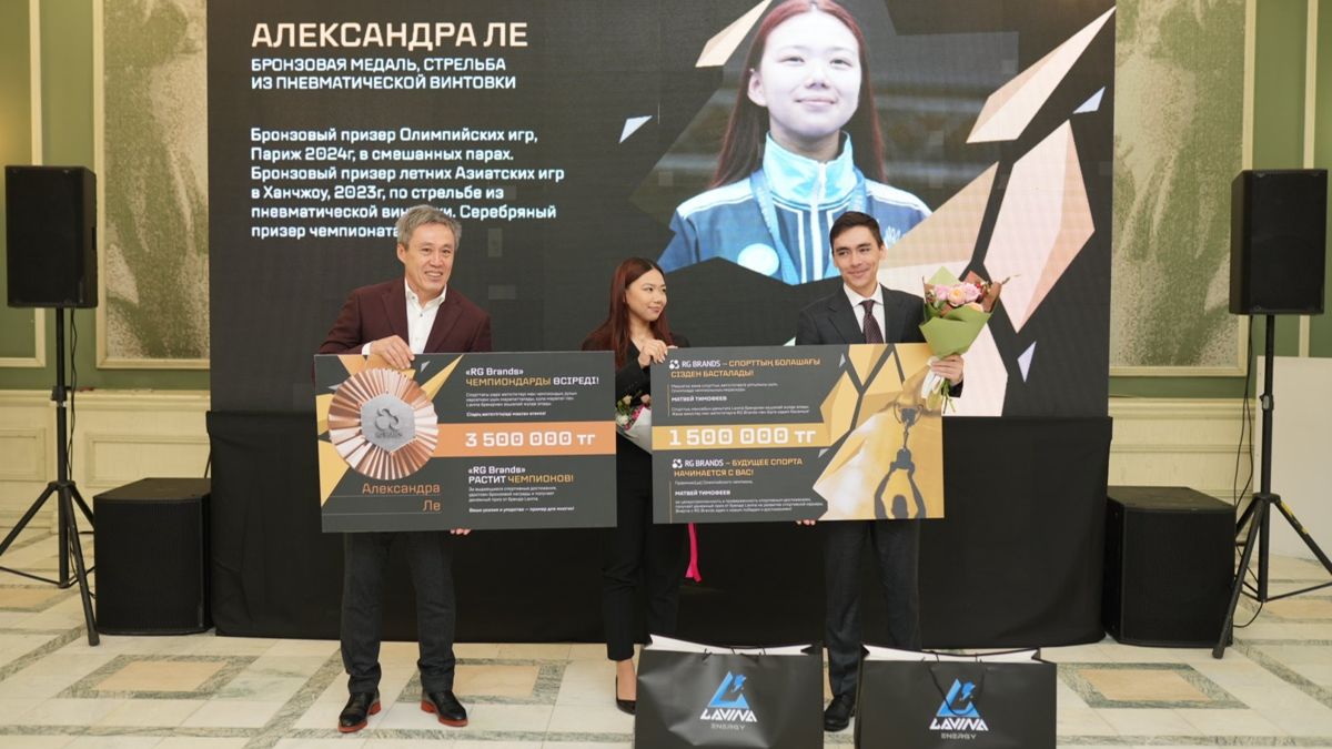 Кайрат Мажибаев, Александра Ле, Ислам Сатпаев Кайрат Мажибаев, Александра Ле, Ислам Сатпаев, с сертификатами в руках