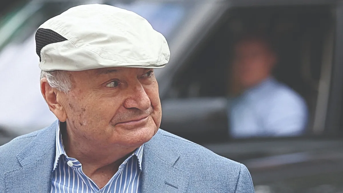 Михаил Жванецкий, портрет, в кепке