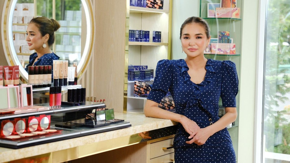 Асель Тасмагамбетова на фоне столика с косметикой