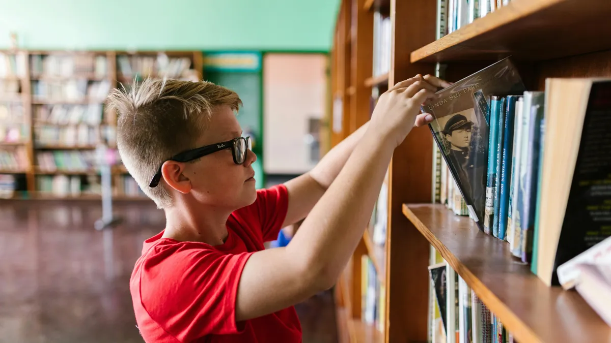 школьник выбирает книгу