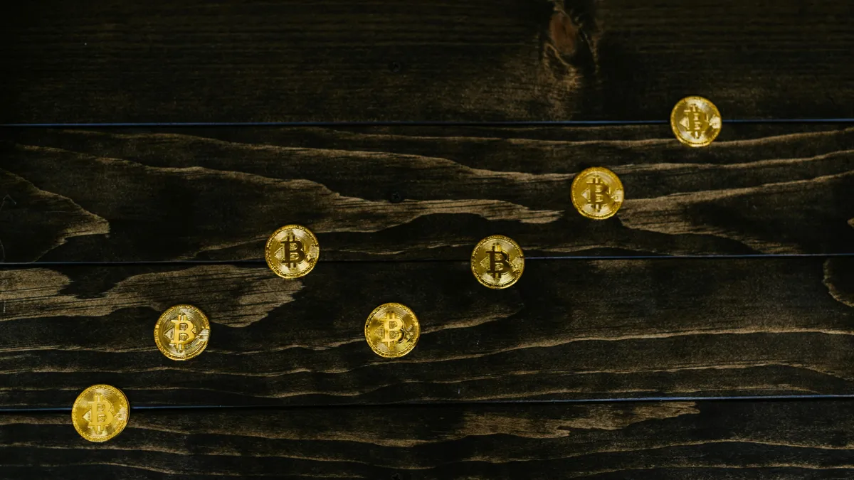 монетки биткоина