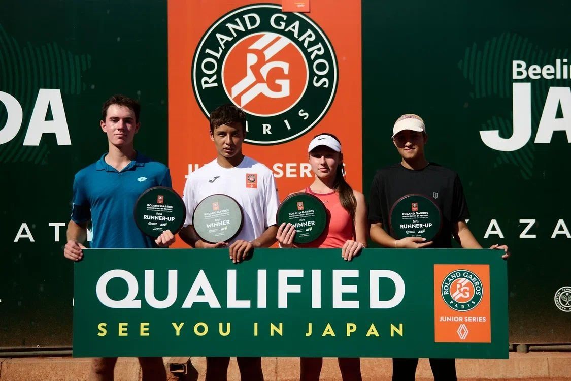 Финалисты алматинского турнира Roland-Garros Junior Series by Renault: крайний слева – Арсений Требухин, третья слева – София Исакова Финалисты алматинского турнира Roland-Garros Junior Series by Renault: крайний слева – Арсений Требухин, третья слева – София Исакова