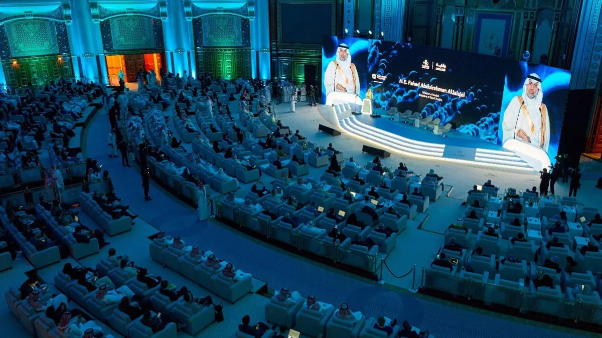 Kingdom of Saudi Arabia is announcing a series of initiatives that support the World Health Organization’s (WHO’s) One Health program during the Fourth High-Level Global Ministerial Conference on AMR Конференция в Саудовской Аравии, темный зал