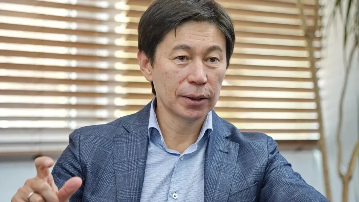 Ельдар Абдразаков показывает пальцами размер чего-то небольшого.