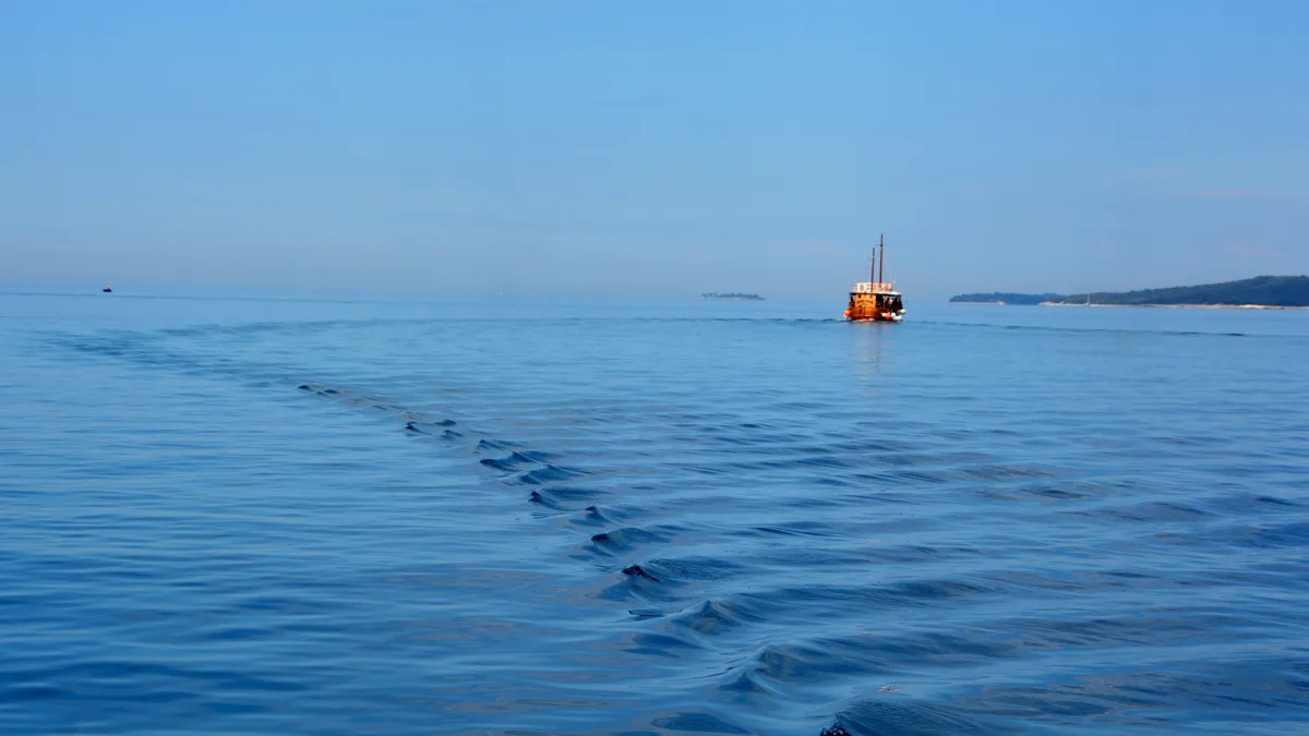 Лодка в море