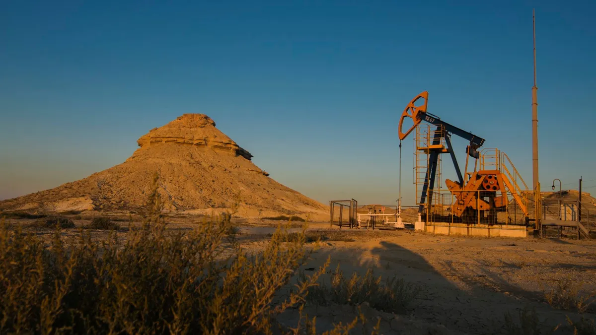 Пейзаж: слава холм, справа — нефтяная качалка