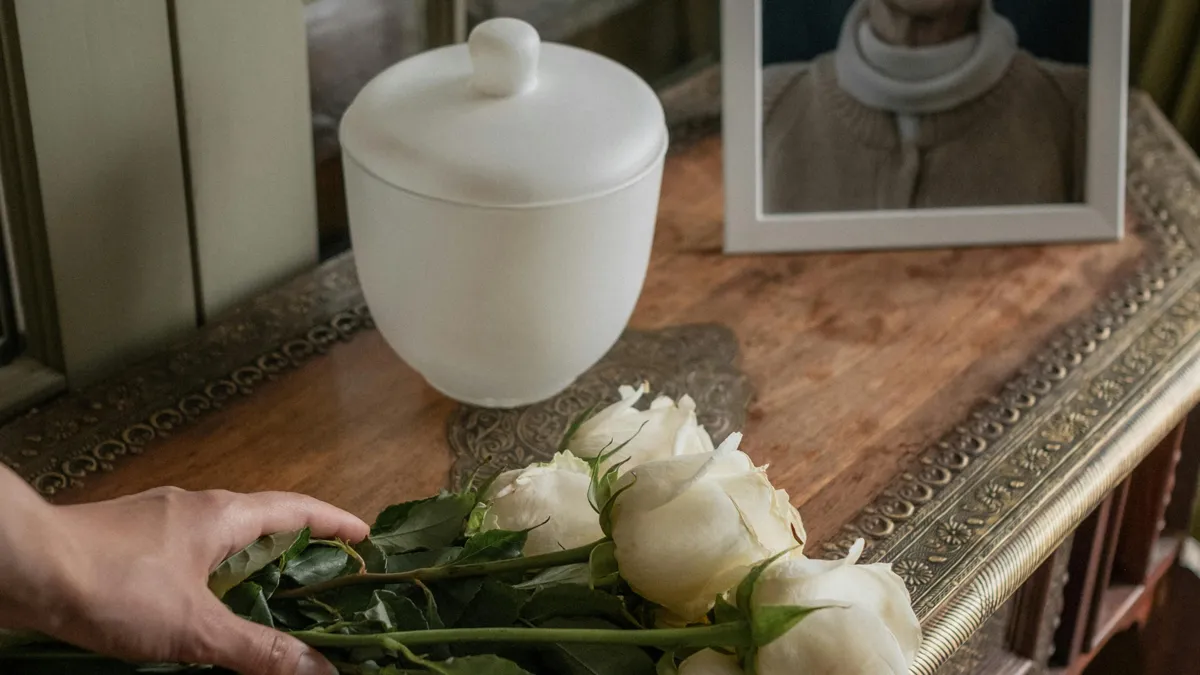Урна для праха и белые розы