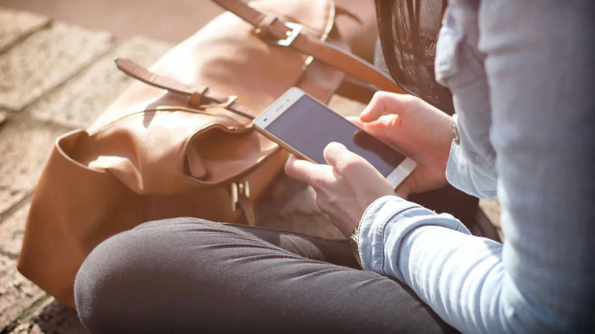 В мобильном приложении eGov Mobile запустили новый сервис — «Гид кредитной и страховой истории» Девушка со смартфоном