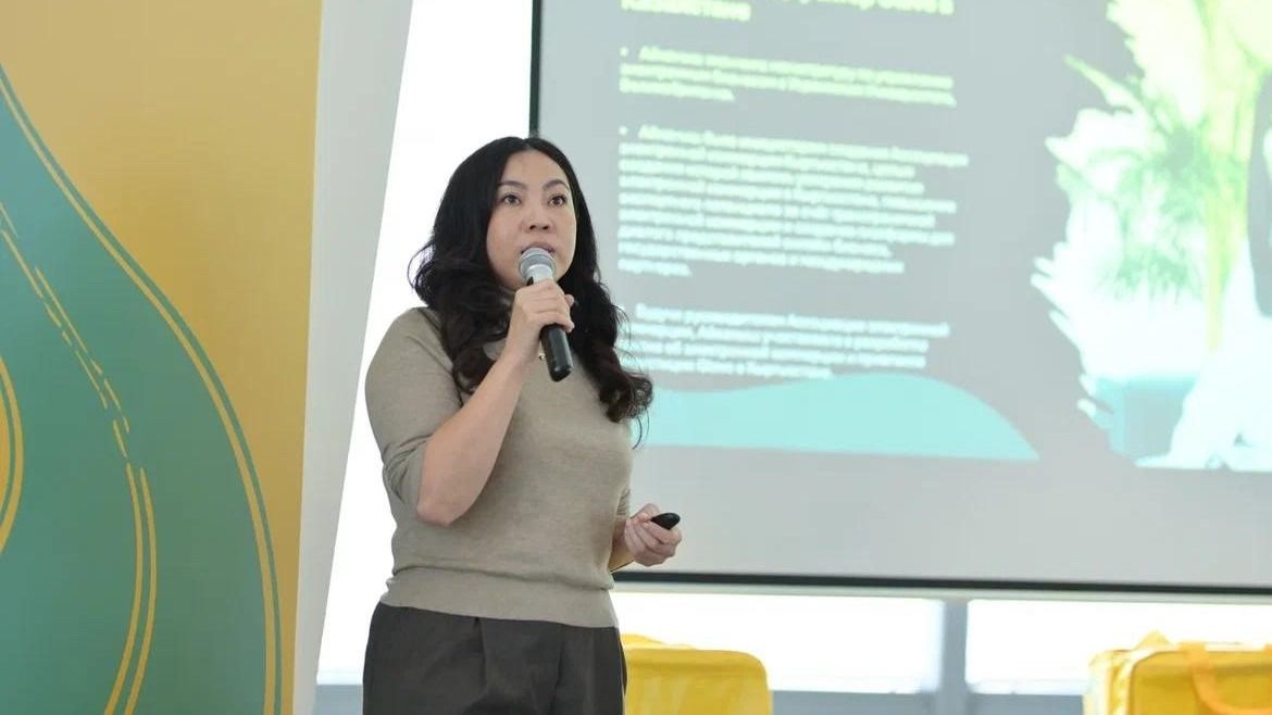 Айканыш Сапаралиева, генеральный менеджер Glovo в Казахстане Айканыш Сапаралиева, генеральный менеджер Glovo в Казахстане, стоит с микрофоном