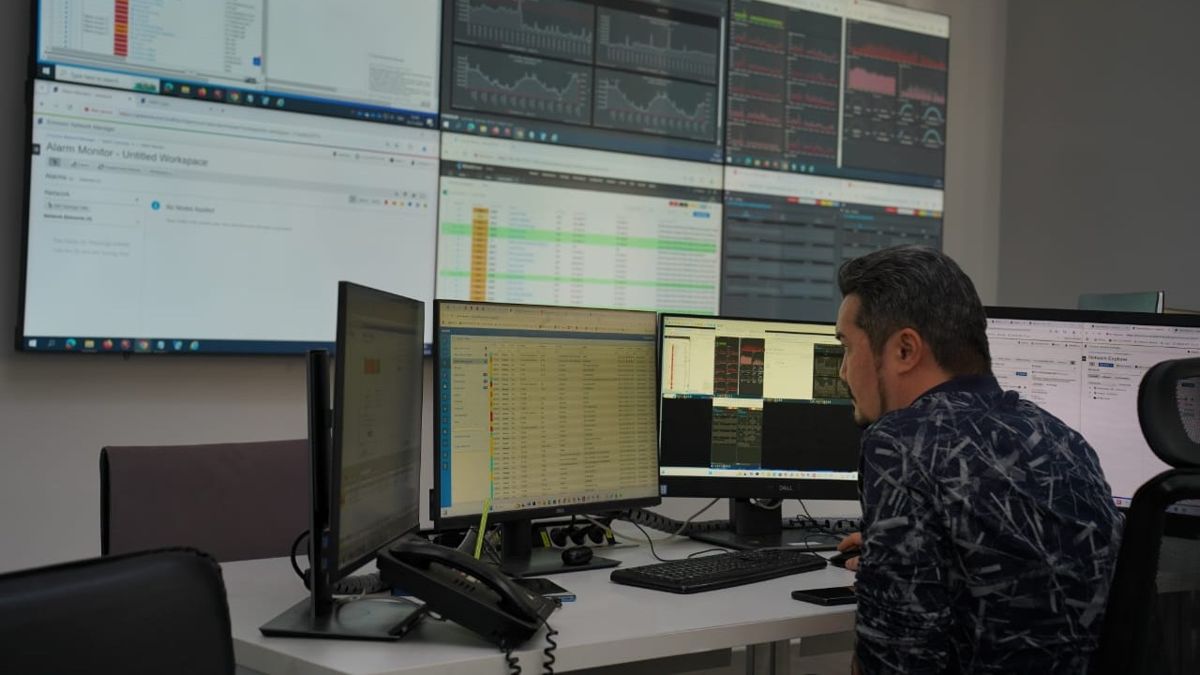 Сотрудник Kcell сидит перед монитором компьютера