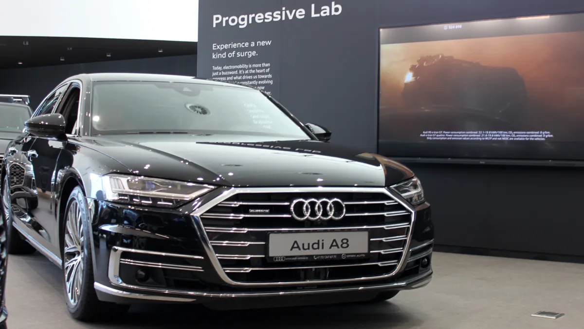 Легковой автомобиль Audi в шоуруме дилерского центра