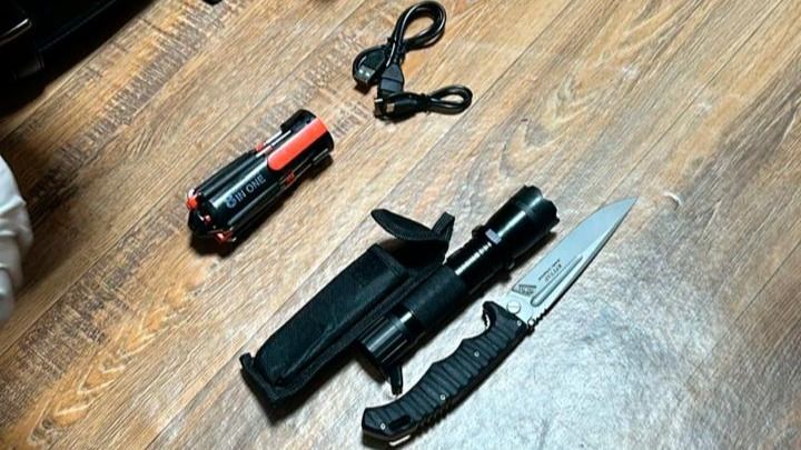 Изъятые в колонии предметы: ножи, кабель от зарядки, фонарик