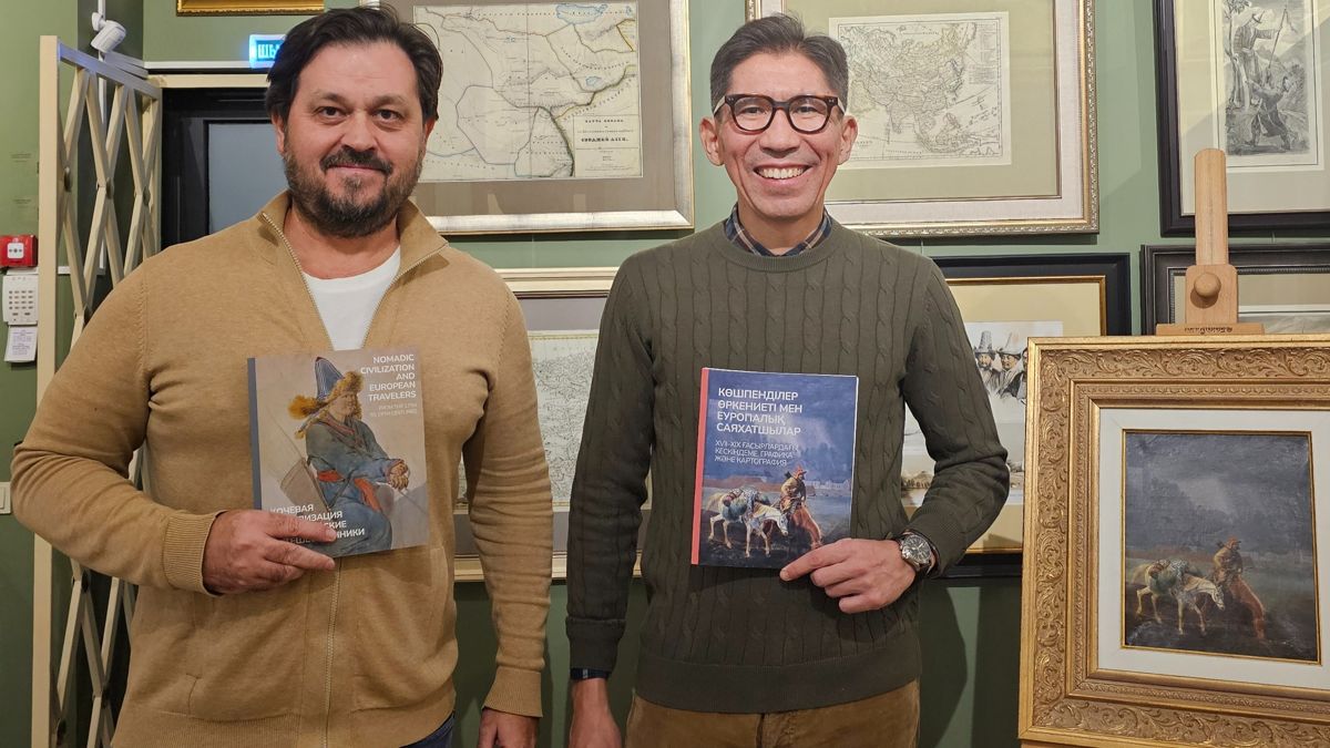 Максим Ткаченко и Досым Сатпаев с книгами в руках