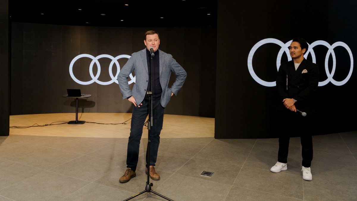 Роман Кузьмин на фоне эмблемы Audi