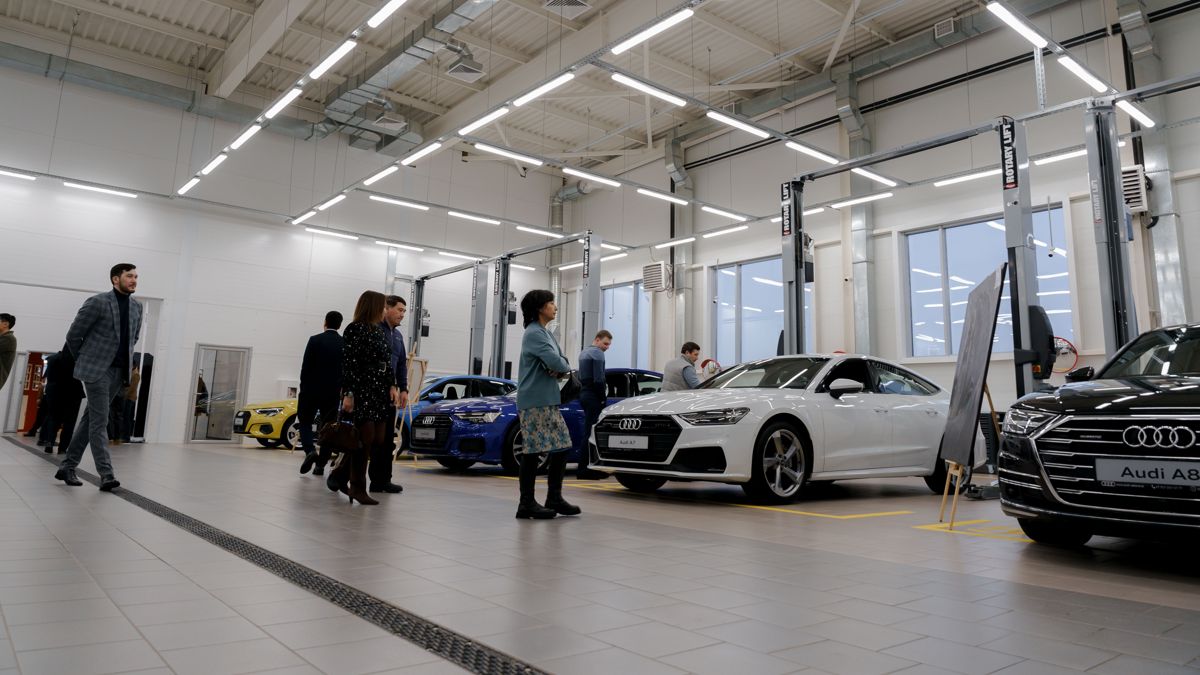Автосалон Audi в Астане с посетителями