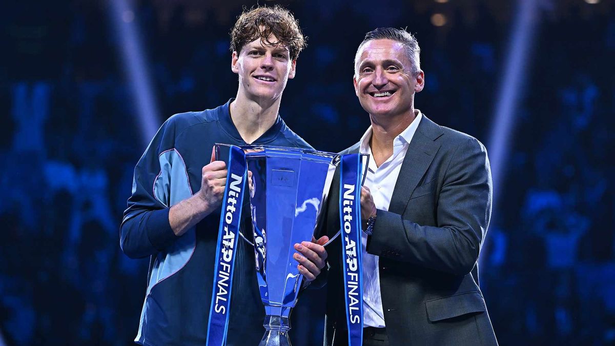 Президент ATP Андреа Гауденци (Италия) и Янник Синнер с призом победителю Итогового турнира года