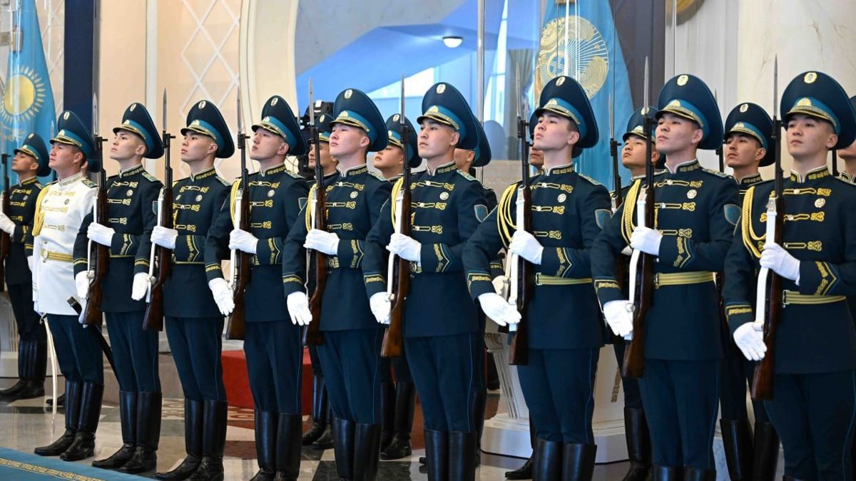 Во время церемонии Во время церемонии встречи Путина в Акорде, строй военных в парадной форме