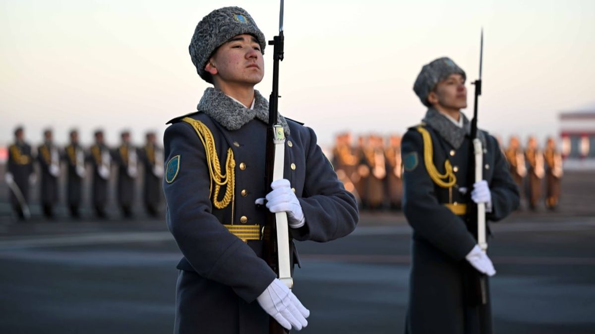Почетный караул в астанинском аэропорту Почетный караул в астанинском аэропорту