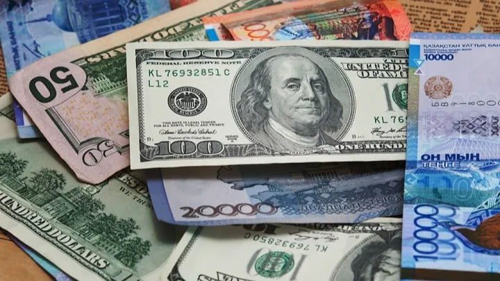 Доллары, тенге, купюры 100 долларов и 50 долларов, 10000 тенге