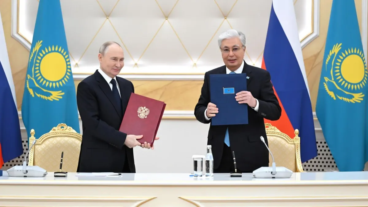 Во время визита Путина в Казахстан президенты подписали около 20 соглашений Путин и Токаев с папками в руках после подписания документов