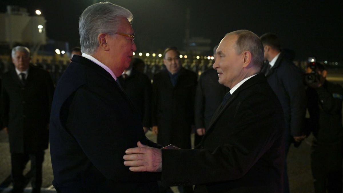 Касым-Жомарт Токаев и Владимир Путин Касым-Жомарт Токаев и Владимир Путин в аэропорту, в темноте