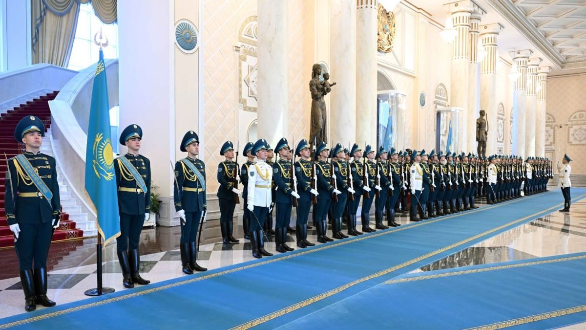 Торжественная церемония встречи в Акорде Торжественная церемония встречи в Акорде, строй военных в парадной форме