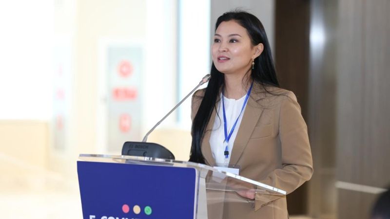 Көзілдірік киген қыз жігітті сорып алады Қысқа шашты порно актриса