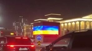 Скриншот видео с «украинским флагом» на светодиодном экране Скриншот видео с «украинским флагом» на светодиодном экране