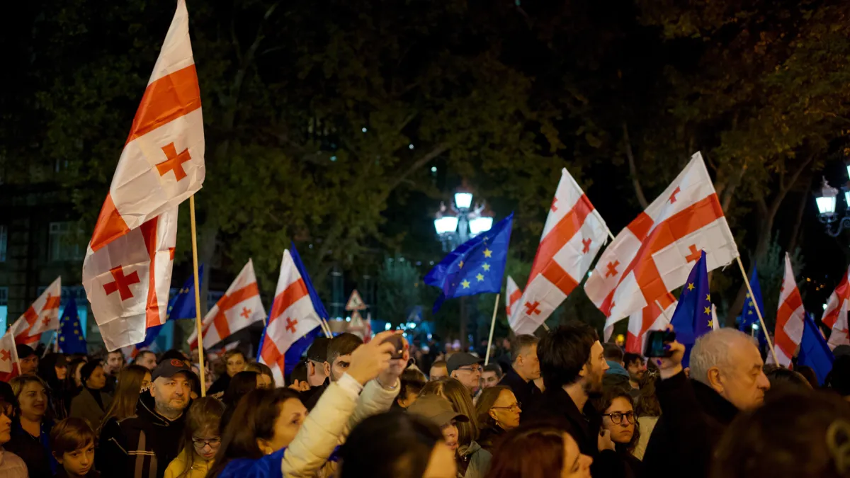Демонстрации в поддержку интеграции Европейского Союза и членства в нем на площади Свободы в Тбилиси, столице Грузии, 20 октября 2024 года 