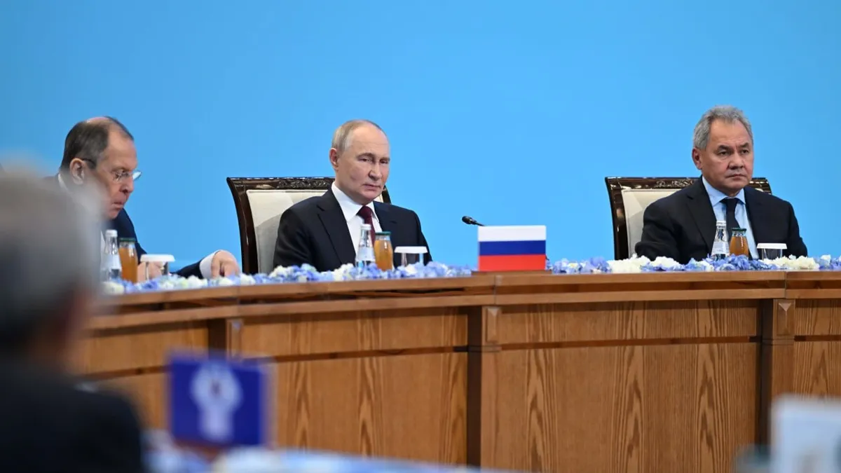 Сергей Лавров, Владимир Путин и Серей Шойгу на саммите ОДКБ в Астане Сергей Лавров, Владимир Путин и Серей Шойгу на саммите ОДКБ в Астане
