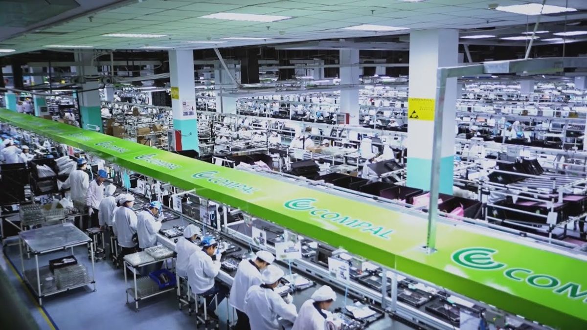 Производство высокотехнологичной продукции во Вьетнаме Производство высокотехнологичной продукции во Вьетнаме, завод, работники в белой униформе за столами