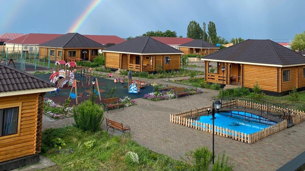 Отдельные домики из сруба Magic Aqua Resort на озере Алаколь, отдельные домики, небо с радугой
