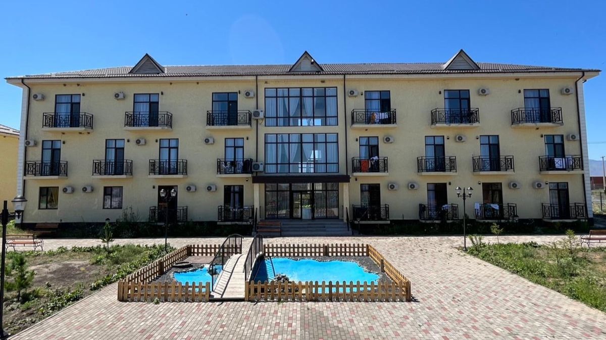 Основной корпус базы отдыха Magic Aqua Resort на озере Алаколь