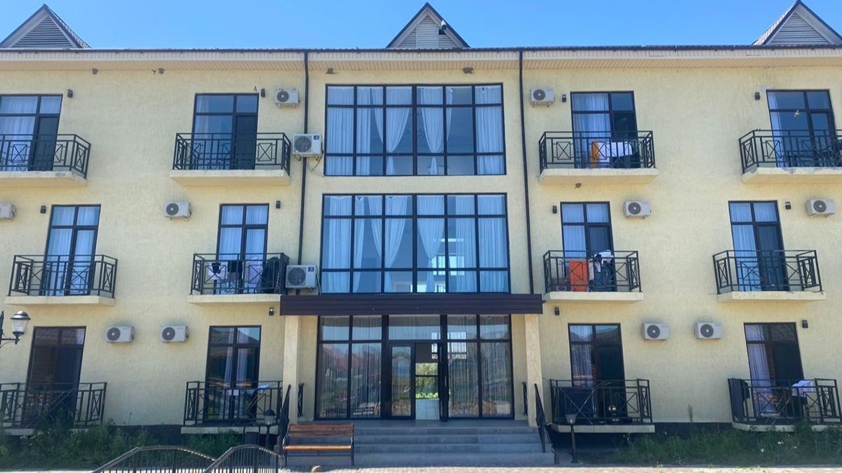 Фасад основного здания Magic Aqua Resort на озере Алаколь, фасад здания