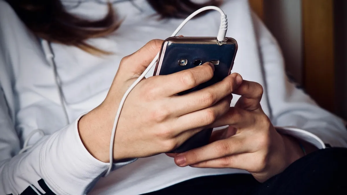 женщина держит в руках смартфон, мобильный телефон