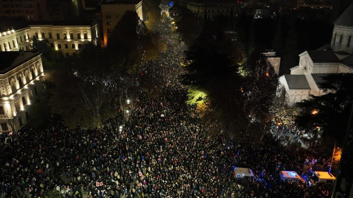 Митинги в Тбилиси беспрецедентны по масштабам Протест в Тбилиси в 2024 году после выборов, ночью, снято сверху