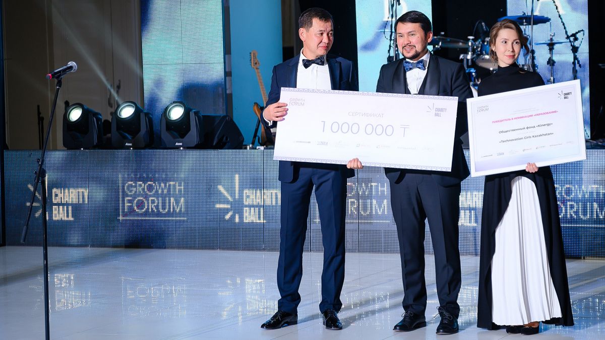 Канат Копбаев вручает чек представителю проекта Kinergy Канат Копбаев вручает чек представителю проекта Kinergy
